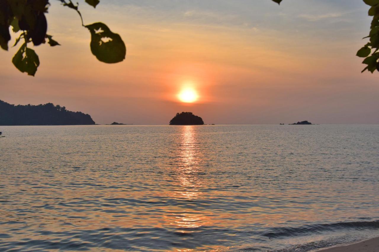 Avi Pangkor Beach Resort Kampong Pasir Bogak Eksteriør billede